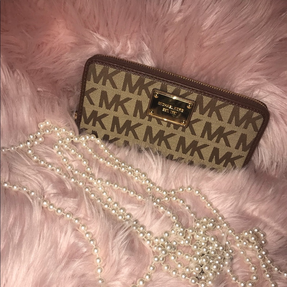 Michael Kors Zipper Wallet